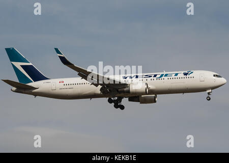 Calgary, Alberta, Kanada. Oktober 2017. Ein WestJet Airlines Boeing 767-300ER (C-FOGJ) Großraumflugzeug im Endanflug zur Landung. Quelle: Bayne Stanley/ZUMA Wire/Alamy Live News Stockfoto