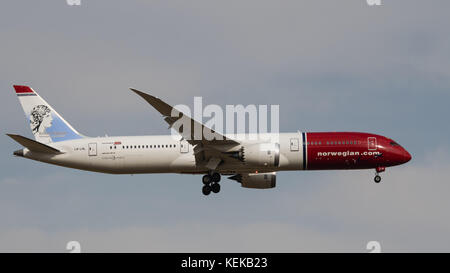 Calgary, Alberta, Kanada. Oktober 2017. Ein norwegischer Langstreckenflugzeug Boeing 787-9 Dreamliner (LN-LNL) auf der Luftlandestrecke. Das Großraumflugzeug ist in auffälliger Rot-weiß-Lackierung mit einem Porträt der norwegischen Opernlegende Kirsten Flagstad am Schwanz gemalt. Norwegian Long Hol ist eine Division der Norwegian Air Shuttle. Quelle: Bayne Stanley/ZUMA Wire/Alamy Live News Stockfoto