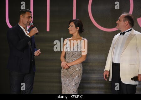 Der italienische Schauspieler raoul Bova erhielt von der Stylistin alessandra rinaudo am meisten geliebt Mann Schauspieler Award von italienischen Frau an der Mostra d'Oltremare (Neapel) Stockfoto