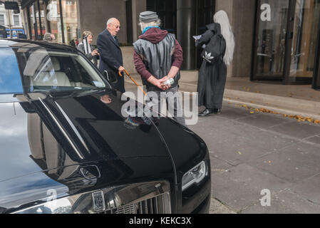 London, Großbritannien. Am 21. Oktober 2017. Klasse Krieg kommen an Northcliffe House anlässlich des 50. Jahrestages der Yippee levitation des Pentagon während der Anti-vietnam-Proteste, indem versucht wird, die Daily Mail zu schweben. Klasse Krieg Ian Bone, Schamane Jimmy Kunt (aka Adam Clifford) und Unterstützer aus der Dämon der Paul Dacre in ihrem Versuch, das Gebäude von über 70 Meter zu heben. Sicherheit Personal dort reagierte verärgert aber die levitation Zeremonie ging voran trotz erheblichen Störungen. Peter Marshall / alamy Leben Nachrichten Stockfoto