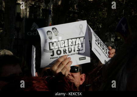 Barcelona, Spanien. 21. Oktober, 2017. Kostenlose jordi Demo im Zentrum von Barcelona, 21/10/2017. Hunderte von Tausende von Katalanen in einer Demonstration versammeln Unterstützung für die beiden Jordi in Madrid, wurden für verfassungsfeindliche Verhalten festgehalten. Die Demonstration geschah, Stunden nach der Spanischen pime Minister, Mariano Rajoy gab eine ausführliche Pressekonferenz erklärt der Artikel 155 in Katalonien. Photo Credit: RICH BOWEN Credit: Rich Bowen/Alamy leben Nachrichten Stockfoto