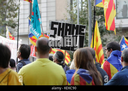 Barcelona, Spanien. 21. Oktober, 2017. Kostenlose jordi Demo im Zentrum von Barcelona, 21/10/2017. Hunderte von Tausende von Katalanen in einer Demonstration versammeln Unterstützung für die beiden Jordi in Madrid, wurden für verfassungsfeindliche Verhalten festgehalten. Die Demonstration geschah, Stunden nach der Spanischen pime Minister, Mariano Rajoy gab eine ausführliche Pressekonferenz erklärt der Artikel 155 in Katalonien. Photo Credit: RICH BOWEN Credit: Rich Bowen/Alamy leben Nachrichten Stockfoto