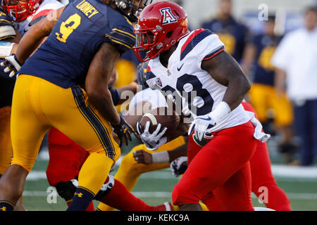 Oktober 21, 2017 - Berkeley, Kalifornien, USA - Arizona RB Nick Wilson trägt für einen Gewinn in der NCAA Fußball Aktion an der UC Berkeley, California Memorial Stadium, mit den Arizona Wildcats, die Kalifornien goldenen Bären. Arizona gewann das Spiel 45-44 (Credit Bild: © Seth Riskin über ZUMA Draht) Stockfoto