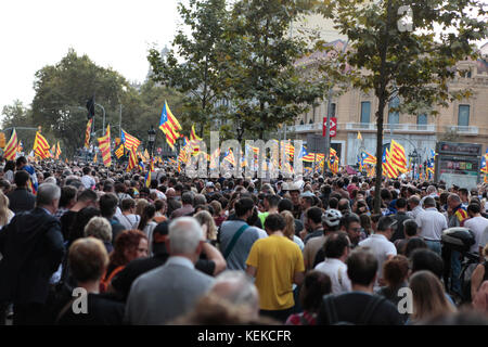 Barcelona, Spanien. 21. Oktober, 2017. Kostenlose jordi Demo im Zentrum von Barcelona, 21/10/2017. Hunderte von Tausende von Katalanen in einer Demonstration versammeln Unterstützung für die beiden Jordi in Madrid, wurden für verfassungsfeindliche Verhalten festgehalten. Die Demonstration geschah, Stunden nach der Spanischen pime Minister, Mariano Rajoy gab eine ausführliche Pressekonferenz erklärt der Artikel 155 in Katalonien. Photo Credit: RICH BOWEN Credit: Rich Bowen/Alamy leben Nachrichten Stockfoto