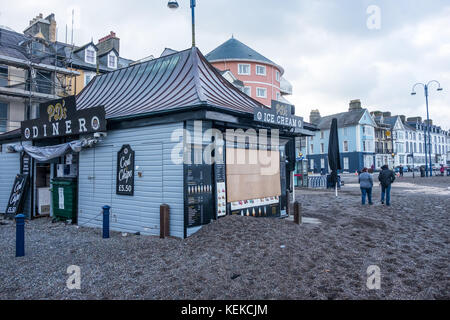 Aberystwyth, Wales, UK. 22. Oktober 2017. Am Tag nach aberystwyth nahm ein Zerschlagen von Sturm- und Brian.pd Diner, ein Cafe direkt am Meer, umgeben von Kies und Sand vom Strand durch den Sturm fegte. Credit: Alan Hale/alamy leben Nachrichten Stockfoto