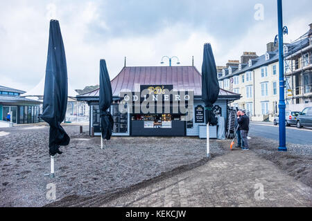 Aberystwyth, Wales, Großbritannien. 22. Oktober 2017. Einen Tag nachdem Aberystwyth eine Schlägerei von Storm Brian genommen hat. Trotz der Auswirkungen des Sturms gestern plant David Day, heute sein Café am Meer zu eröffnen. Quelle: Alan Hale/Alamy Live News Stockfoto