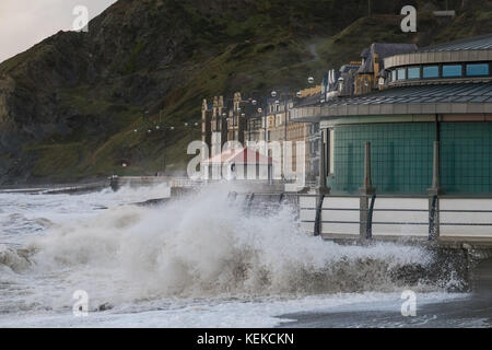 Aberystwyth, Wales, Großbritannien. 22. Oktober 2017. Einen Tag nachdem Aberystwyth eine Schlägerei von Storm Brian genommen hat. Die Wellen schlagen weiter auf dem Bandstand und dem Unterschlupf der Stadt entlang. Quelle: Alan Hale/Alamy Live News Stockfoto