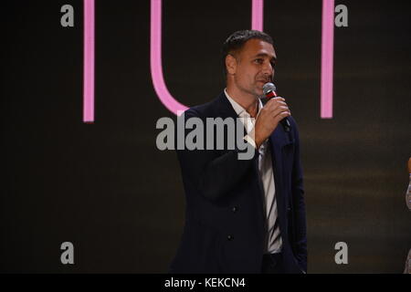 Der italienische Schauspieler raoul Bova erhielt von der Stylistin alessandra rinaudo am meisten geliebt Mann Schauspieler Award von italienischen Frau an der Mostra d'Oltremare (Neapel) Stockfoto