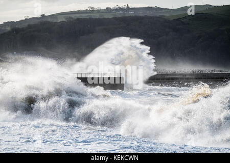 Aberystwyth Wales UK, Sonntag, 22. Oktober 2017 UK Wetter: Nach zwei Tagen des Windes ragt Brian immer noch die Küste und die Promenade in Aberystwyth an der Cardigan Bay Küste in westwales. Foto © Keith Morris / Alamy Live News Stockfoto