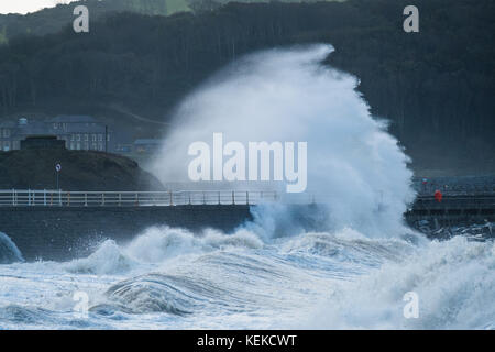 Aberystwyth Wales uk, Sonntag, 22. Oktober uk Wetter 2017: Nach zwei Tagen der Winde, am Ende des Sturms Brian ist immer noch das Zerschlagen der Küste und der Promenade in Aberystwyth auf der Cardigan Bay Küste von West Wales. Foto © Keith Morris/alamy leben Nachrichten Stockfoto