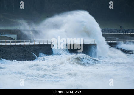 Aberystwyth Wales UK, Sonntag, 22. Oktober 2017 UK Wetter: Nach zwei Tagen des Windes ragt Brian immer noch die Küste und die Promenade in Aberystwyth an der Cardigan Bay Küste in westwales. Foto © Keith Morris / Alamy Live News Stockfoto