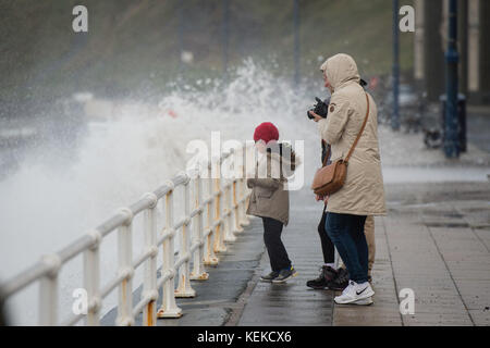 Aberystwyth Wales UK, Sonntag, 22. Oktober 2017 UK Wetter: Nach zwei Tagen des Windes ragt Brian immer noch die Küste und die Promenade in Aberystwyth an der Cardigan Bay Küste in westwales. Foto © Keith Morris / Alamy Live News Stockfoto