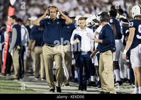 University Park, Pennsylvania, USA. 21 Okt, 2017. Oktober 21, 2017: Penn State Nittany Lions Head Coach James Franklin während der NCAA Football Spiel zwischen den Michigan Wolverines und der Penn State Nittany Lions im Beaver Stadium in University Park, Pennsylvania. Credit: Scott Taetsch/ZUMA Draht/Alamy leben Nachrichten Stockfoto