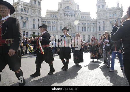 Madrid, Spanien. 22. Oktober, 2017. Festival der Transhumanz, Schafe sind von Hirten durch das Stadtzentrum von Madrid, Spanien, Sonntag, Oktober 22, 2015 geführt. Credit: Gtres Información más Comuniación auf Linie, S.L./Alamy leben Nachrichten Stockfoto