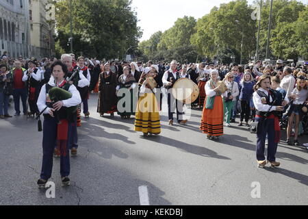 Madrid, Spanien. 22. Oktober, 2017. Festival der Transhumanz, Schafe sind von Hirten durch das Stadtzentrum von Madrid, Spanien, Sonntag, Oktober 22, 2015 geführt. Credit: Gtres Información más Comuniación auf Linie, S.L./Alamy leben Nachrichten Stockfoto