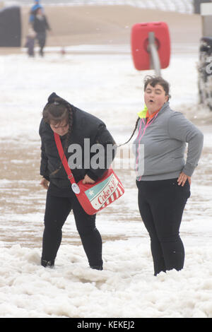 Blackpool, Großbritannien. 22 Okt, 2017. Wetter news. als Sturm Brian durch Großbritannien bewegt, Blackpool sieht rauer See und Knee Deep Sea Foam in Orten entlang der Promenade. Credit: Gary Telford/alamy leben Nachrichten Stockfoto