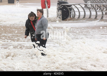 Blackpool, Großbritannien. 22 Okt, 2017. Wetter news. als Sturm Brian durch Großbritannien bewegt, Blackpool sieht rauer See und Knee Deep Sea Foam in Orten entlang der Promenade. Credit: Gary Telford/alamy leben Nachrichten Stockfoto