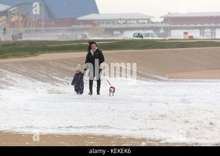 Blackpool, Großbritannien. 22 Okt, 2017. Wetter news. als Sturm Brian durch Großbritannien bewegt, Blackpool sieht rauer See und Knee Deep Sea Foam in Orten entlang der Promenade. Credit: Gary Telford/alamy leben Nachrichten Stockfoto