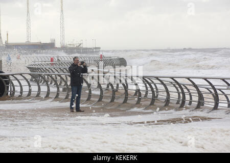 Blackpool, Großbritannien. 22 Okt, 2017. Wetter news. als Sturm Brian durch Großbritannien bewegt, Blackpool sieht rauer See und Knee Deep Sea Foam in Orten entlang der Promenade. Credit: Gary Telford/alamy leben Nachrichten Stockfoto