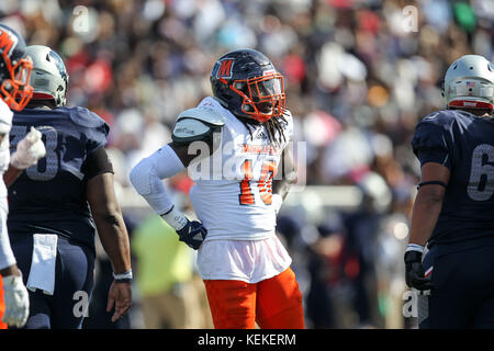 Washington, DC, USA. 21 Okt, 2017. Morgan Zustand trägt defensive Ende Maleachi Washington (10) Während des Spiels zwischen den Howard Bison und der Morgan State Bären an Greene Stadion in Washington, DC. Kenia Allen/CSM/Alamy leben Nachrichten Stockfoto