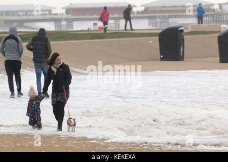 Blackpool, Großbritannien. 22 Okt, 2017. Wetter news. als Sturm Brian durch Großbritannien bewegt, Blackpool sieht rauer See und Knee Deep Sea Foam in Orten entlang der Promenade. Credit: Gary Telford/alamy leben Nachrichten Stockfoto