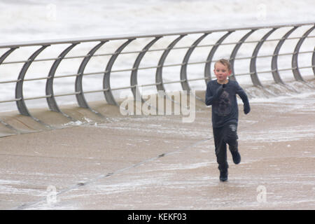 Blackpool, Großbritannien. 22 Okt, 2017. Wetter news. als Sturm Brian durch Großbritannien bewegt, Blackpool sieht rauer See und Knee Deep Sea Foam in Orten entlang der Promenade. Credit: Gary Telford/alamy leben Nachrichten Stockfoto