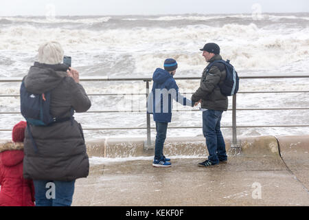 Blackpool, Großbritannien. 22 Okt, 2017. Wetter news. als Sturm Brian durch Großbritannien bewegt, Blackpool sieht rauer See und Knee Deep Sea Foam in Orten entlang der Promenade. Credit: Gary Telford/alamy leben Nachrichten Stockfoto