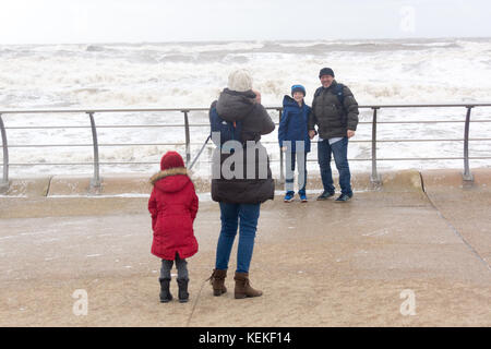 Blackpool, Großbritannien. 22 Okt, 2017. Wetter news. als Sturm Brian durch Großbritannien bewegt, Blackpool sieht rauer See und Knee Deep Sea Foam in Orten entlang der Promenade. Credit: Gary Telford/alamy leben Nachrichten Stockfoto