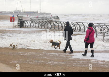 Blackpool, Großbritannien. 22 Okt, 2017. Wetter news. als Sturm Brian durch Großbritannien bewegt, Blackpool sieht rauer See und Knee Deep Sea Foam in Orten entlang der Promenade. Credit: Gary Telford/alamy leben Nachrichten Stockfoto