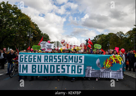 Berlin, Berlin, Deutschland. 22 Okt, 2017. ' ' Gegen Rassismus in steht der Bundestag'' auf dem fronttransparent. mehrere Tausend Menschen gegen den Haß demonstrieren und rechtsextreme Agitation und der Eintrag der rechten populistischen Partei afd in den Deutschen Bundestag. Credit: heine Markus/Sopa/zuma Draht/alamy leben Nachrichten Stockfoto