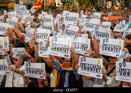 Demonstranten protestieren mit Schildern mit der Aufschrift "Freiheit für die beiden Jorden" gegen die Inhaftierung von zwei Schlüsselaktivisten der Separatistenbewegung, Barcelona, Spanien, 21. Oktober 2017. Mehrere Unterstützer der Unabhängigkeitsbewegung in der spanischen Region Katalonien sind auf die Straße gegangen, um gegen die spanische Zentralregierung in Madrid zu protestieren. Foto: Nicolas Carvalho Ochoa/dpa Stockfoto