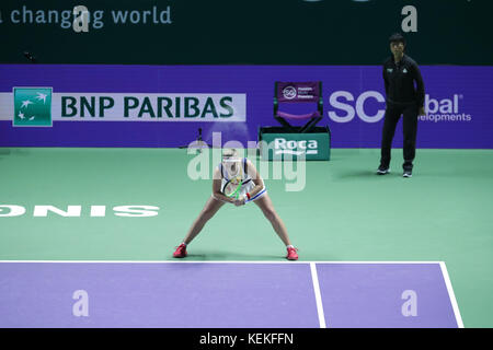 Jelena ostapenko ist in Aktion während ihrer ersten Round-robin-match Der wta Finale vs lettische Tennisspieler, spanischer Tennisspieler garbine muguruza am 22.Oktober 2017 in Singapur, Singapur - © Yan lerval/alamy leben Nachrichten Stockfoto