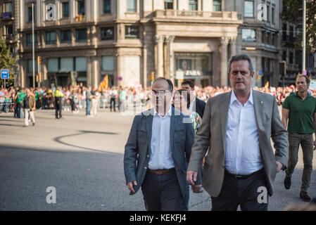 Barcelona, Spanien. Oktober 2017. Barcelona. Jordi Turull, Berater des Ratsvorsitzes und Sprecher der Regierung der Generalitat von Katalonien, nimmt an der Demonstration gegen die Inhaftierung der katalanischen Führer Jordi Sánchez (ANC) und Jordi Cuixart (Òmnium Cultural) Teil Und die Intervention des spanischen Staates in die Regierung von Katalonien durch Artikel 155 der Verfassung, nie zuvor verwendet. Alle Hauptmitglieder der katalanischen Regierung haben an der Demonstration teilgenommen. Kredit: Alamy / Carles Desfilis Stockfoto