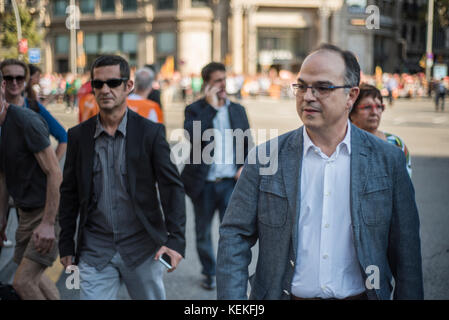 Barcelona, Spanien. Oktober 2017. Barcelona. Jordi Turull, Berater des Ratsvorsitzes und Sprecher der Regierung der Generalitat von Katalonien, nimmt an der Demonstration gegen die Inhaftierung der katalanischen Führer Jordi Sánchez (ANC) und Jordi Cuixart (Òmnium Cultural) Teil Und die Intervention des spanischen Staates in die Regierung von Katalonien durch Artikel 155 der Verfassung, nie zuvor verwendet. Alle Hauptmitglieder der katalanischen Regierung haben an der Demonstration teilgenommen. Kredit: Alamy / Carles Desfilis Stockfoto