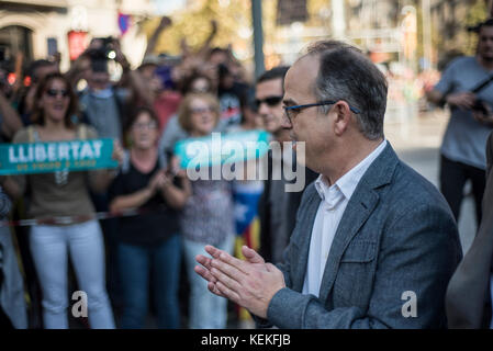 Barcelona, Spanien. Oktober 2017. Barcelona. Jordi Turull, Berater des Ratsvorsitzes und Sprecher der Regierung der Generalitat von Katalonien, nimmt an der Demonstration gegen die Inhaftierung der katalanischen Führer Jordi Sánchez (ANC) und Jordi Cuixart (Òmnium Cultural) Teil Und die Intervention des spanischen Staates in die Regierung von Katalonien durch Artikel 155 der Verfassung, nie zuvor verwendet. Alle Hauptmitglieder der katalanischen Regierung haben an der Demonstration teilgenommen. Kredit: Alamy / Carles Desfilis Stockfoto