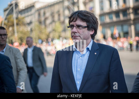 Barcelona, Spanien. Oktober 2017. Barcelona. Der Präsident von Katalonien, Carles Puigdemont, kommt zu der Demonstration gegen die Inhaftierung der katalanischen Führer Jordi Sánchez (ANC) und Jordi Cuixart (Òmnium Cultural) und die Intervention des spanischen Staates in die Regierung von Katalonien durch Artikel 155 der Verfassung, die noch nie verwendet wurde. Alle wichtigen Mitglieder der katalanischen Regierung haben an der Demonstration teilgenommen, um den Rückzug der Regierung von Madrid zu fordern. Kredit: Alamy / Carles Desfilis Stockfoto