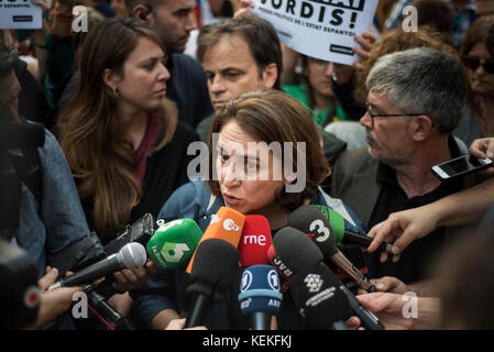 Barcelona, Spanien. Oktober 2017. Barcelona. Die Bürgermeisterin von Barcelona, Ada Colau, spricht mit der Presse und bittet um einen Dialog zwischen der Regierung Spaniens und Kataloniens. Demonstration gegen die Inhaftierung der katalanischen Führer Jordi Sánchez (ANC) und Jordi Cuixart (Òmnium Cultural) und die Intervention des spanischen Staates in die Regierung von Katalonien. Die spanische Regierung hat die Intervention der katalanischen Selbstverwaltung durch Artikel 155 der Verfassung angekündigt, der noch nie verwendet wurde. Kredit: Alamy / Carles Desfilis Stockfoto