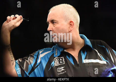 Düsseldorf, Deutschland. Oktober 2017. Phil Taylor aus England im Kampf gegen James Wade im Halbfinale der German Darts Masters 2017 in der Castello Arena in Düsseldorf, Deutschland, 21. Oktober 2017. Quelle: Lisa Ducret/dpa/Alamy Live News Stockfoto