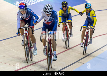 Berlin, Deutschland. Oktober 2017. Europameisterschaft im Leichtradsport: Madison Frauen: Elinor Barker und Eleanor Dickinson aus Großbritannien nehmen am 22. Oktober 2017 die Goldmedaille auf dem Velodrome in Berlin ein. Quelle: Jens Büttner/dpa-Zentralbild/dpa/Alamy Live News Stockfoto