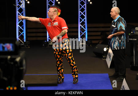 Düsseldorf, Deutschland. Oktober 2017. Peter Wright aus Schottland – Sieger der Veranstaltung im Kampf gegen Phil Taylor beim Finale der German Darts Masters 2017 in der Castello Arena in Düsseldorf, Deutschland, 21. Oktober 2017. Quelle: Lisa Ducret/dpa/Alamy Live News Stockfoto