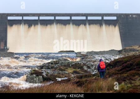 Kuh Grün Behälter, Obere Teesdale, County Durham, UK. Sonntag, den 22. Oktober 2017. UK Wetter. Schwere Regenfälle verursachen Kuh Grün Behälter überlaufen als Sturm Brian hits Nordengland. Quelle: David Forster/Alamy leben Nachrichten Stockfoto