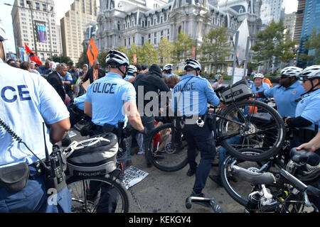 Philadelphia, PA., USA. 21. Oktober, 2017. Demonstranten mit echter Gerechtigkeit Philadelphia konfrontieren Polizei am 21. Oktober 2017 nach US Attorney General Jeff Sessions liefert Erläuterungen zum Projekt sicheren Nachbarschaften in den großen Städten Chiefs Association Fall Meeting, auf dem nahe gelegenen Pennsylvania Convention Center, Philadelphia, PA. Bei der Ankunft am Frank Rizzo Statue, in der Nähe von City Hall Polizisten und Demonstranten zusammenstießen. Fünf Personen wurden festgenommen und nach einer Polizei von Philadelphia Òwill supervisorÊat die Lage wahrscheinlich Home später mit einem Zitat gesendet werden. Stockfoto