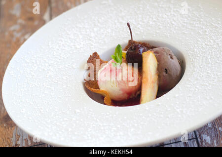 Eis Dominica mit gebackenen confitures Obst durcheinander Stockfoto
