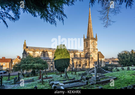 Die St. Johannes Kirche und Friedhof an einem frostigen Tag in Frome, Somerset Stockfoto