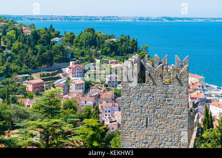 Panoramablick von der mittelalterlichen Stadtmauer von Piran, Slowenien Stockfoto