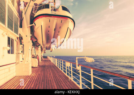 Reisen, Sicherheit und Transport Konzept. rettungsboot auf einem Kreuzfahrtschiff. Stockfoto