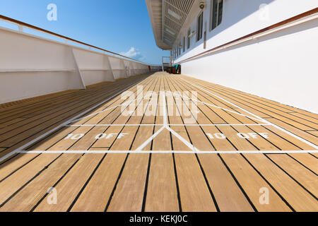 Shuffleboard Spiel auf hölzernen Deck eines Kreuzfahrtschiffes. Stockfoto