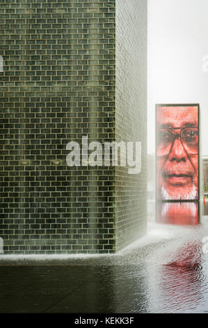 Chicago Wahrzeichen, Stadtpark, Jaume Plensa Crown Fountain, menschliches Gesicht, reflektierendes Schwimmbad, Millenium Park, in Chicago, Illinois, USA. Stockfoto