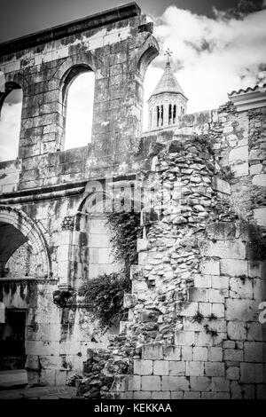 Ein Überbleibsel der mittelalterlichen Mauer, die die Altstadt von Split, Kroatien, umgibt Stockfoto