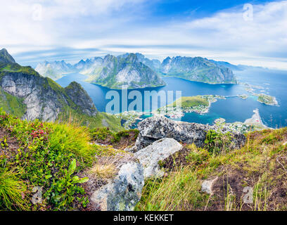 Ein Panorama Blick auf das Fischerdorf Reine und Lofoten vom Reinebringen in Norwegen Stockfoto